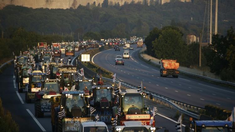 Le cortège des tracteurs en route le 3 septembre 2015 pour Paris sur l'A13, à hauteur de   Mantes-la-Jolie [KENZO TRIBOUILLARD / AFP]