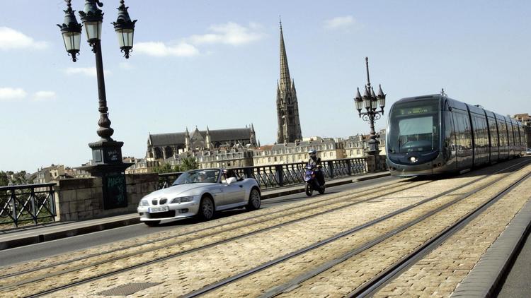 Le tramway sur le pont de Pierre, à Bordeaux le 2 juillet 2005 [Derrick Ceyrac / AFP/Archives]
