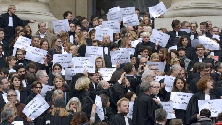 Des avocats manifestent le 16 octobre 2015 en face du Palais de justice de Paris contre la réforme de l'aide juridictionnelle [MIGUEL MEDINA / AFP]