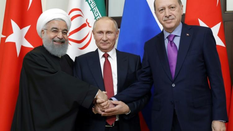 Les présidents iranien Hassi Rohani, russe Vladimir Poutine et turc Recep Tayyip Erdogan lors de leur sommet trilatéral le 22 novembre 2017 à Sotchi, dans le sud-ouest de la Russie. [Mikhail METZEL / SPUTNIK/AFP]