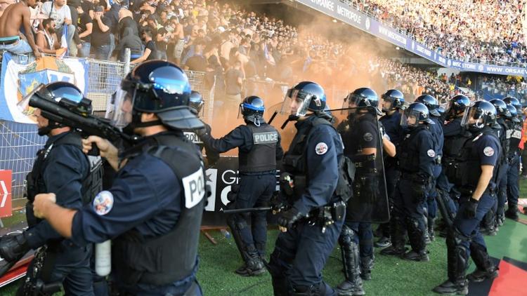 Les policiers interviennent lors des incidents survenus à Montpellier lors de la réception de Nîmes le 30 septembre 2018 [PASCAL GUYOT / AFP]