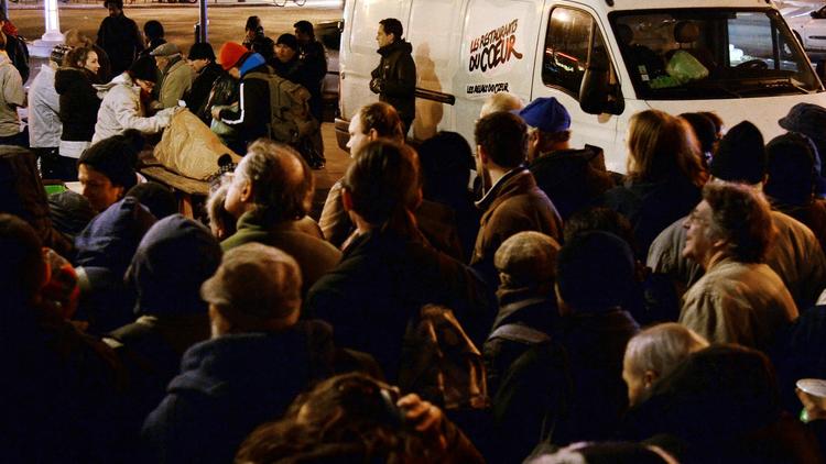 File d'attente de bénificiaires des "Restos du Coeur" le 26 novembre 2013 à Paris [Pierre Andrieu / AFP/Archives]