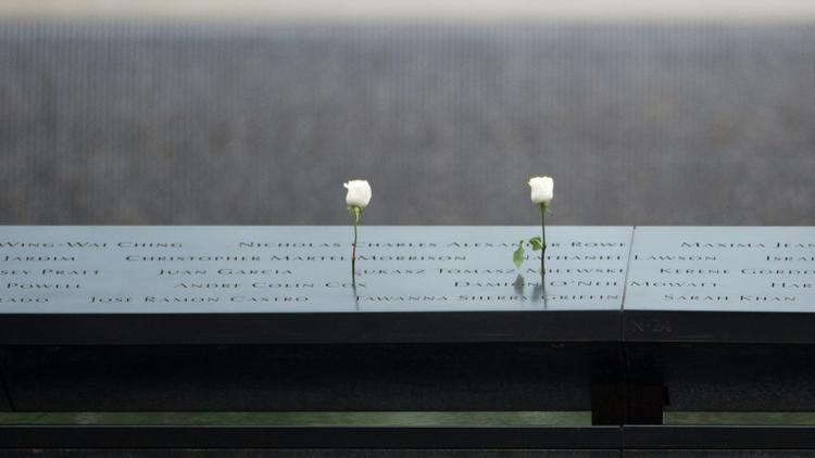  Des roses sur le monument en hommage aux victimes des attaques du 11 septembre 2001, le 11 septembre 2016 à New York [Bryan R. Smith / AFP]