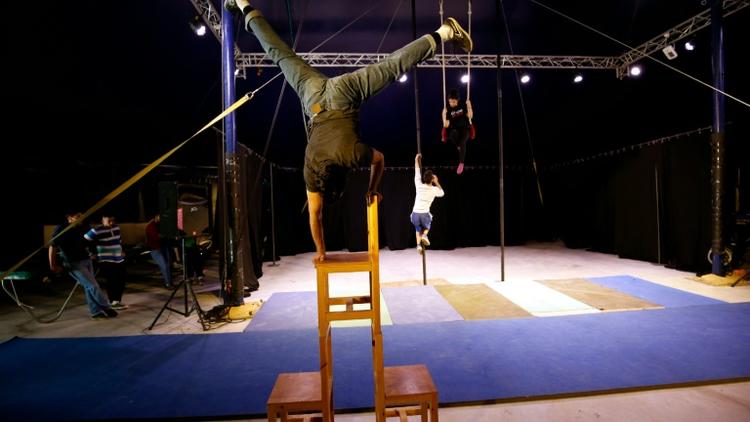 Des jeunes Palestiniens s'entraînent à l'école de cirque de Bir Zeit, en Cisjordanie occupée, le 22 mars 2016 [ABBAS MOMANI / AFP]
