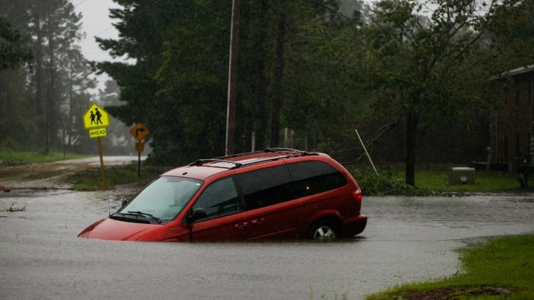 Une voiture abandonnée sur uen route inondée près de New Bern, ville de Caroline du Nord, le 14 septembre 2018 après le passage de l'ouragan Florence sur la côte sud-est américaine  [Logan Cyrus / AFP]