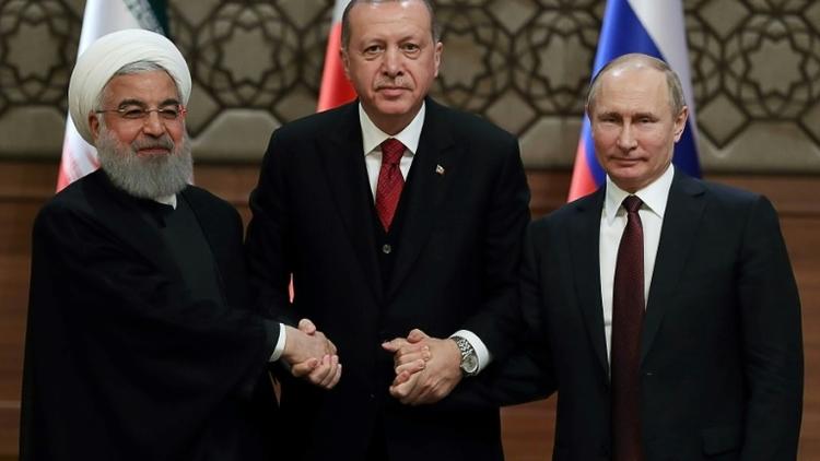 Les présidents iranien Hassan Rohani (G), turc Recep Tayyip Erdogan (C) et russe Vladimir Poutine (D) lors d'un précédent sommet tripartite sur la Syrie le 4 avril 2018 à Ankara [ADEM ALTAN / AFP/Archives]