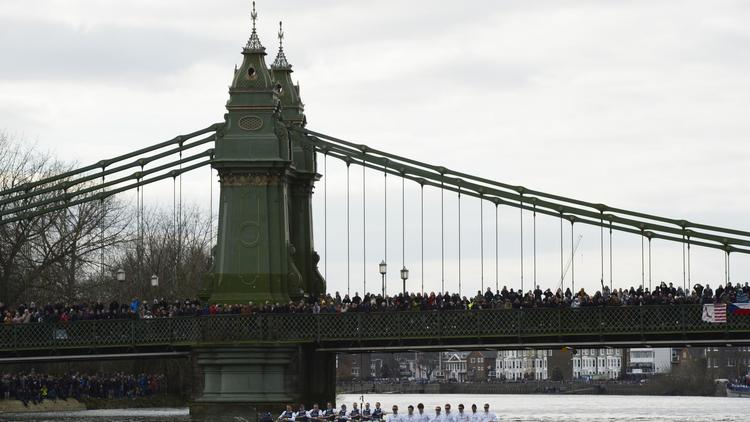 Les spectateurs suivent depuis le pont de Hammersmith à Londres la célèbre course annuelle d'aviron entre les universités d'Oxford et de Cambridge le 31 mars 2013 [Adrian Dennis / AFP/Archives]