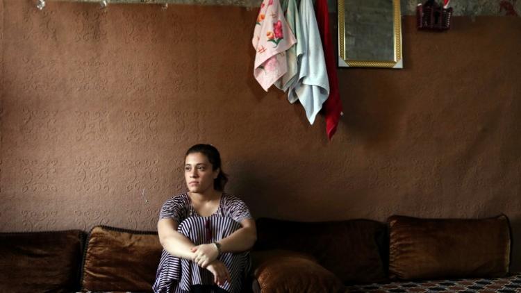 Jihane Qassem, une Yazidie de 18 ans, est assise dans un bâtiment abandonné à Baadre, une localité du nord de l'Irak, le 25 juin 2019 [SAFIN HAMED / AFP]