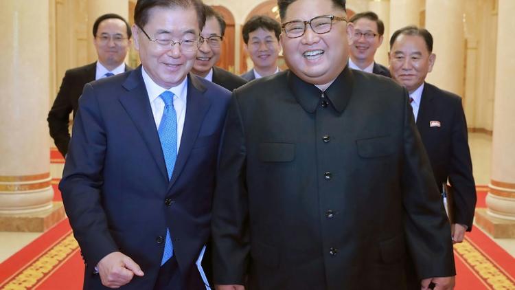 Photo diffusée le 6 septembre 2018, montrant le dirigeant nord-coréen Kim Jong Un (D) et Chung Eui-yong (G), le conseiller à la sécurité nationale du chef de l'Etat sud-coréen, lors d'une rencontre à Pyongyang 

 [KCNA VIA KNS / KCNA VIA KNS/AFP]