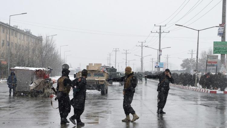 Les forces de sécurité afghanes arrêtent un suspect près du site d'un attentat meurtrier contre l'Académie militaire d'Afghanistan à Kaboul, le 29 janvier 2018 [WAKIL KOHSAR / AFP/Archives]