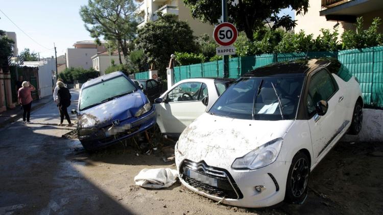 Des voitures endommagées pendant les inondations à Cannes, le 4 octobre 2015 dans le sud-est de la France [PatricK CLEMENTE / AFP]