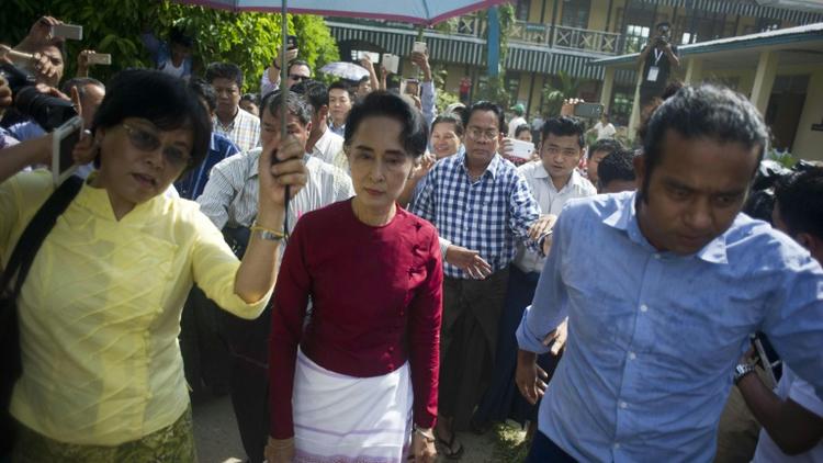 L'opposante birmane Aung San Suu Kyi sort d'un bureau de vote à Rangoon, dans le quartier de Kawhmu, le 8 novembre 2015 [Ye Aung Thu / AFP]