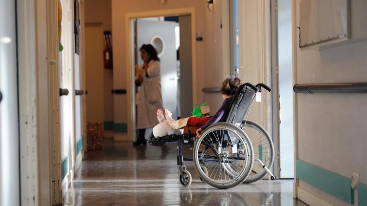 Un enfant dans une chaise roulante à l'hôpital de Garches le 15 décembre 2010 [Eric Feferberg / Pool/AFP/Archives]