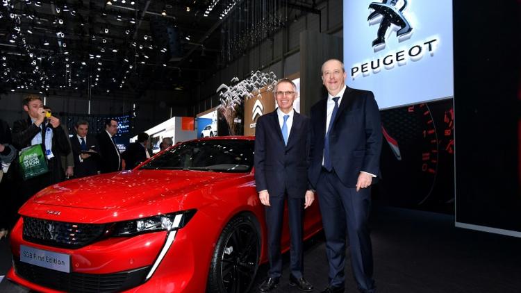 Carlos Tavares, le PDG de PSA, en compagnie de Jean-Philippe Imparato, directeur de la marque Peugeot, au Salon automobile de Genève, le 6 mars 2018 [HAROLD CUNNINGHAM / AFP/Archives]