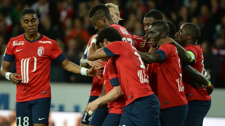 Les Lillois se congratulent après un but inscrit à domicile contre Bordeaux, en Ligue 1, le 27 avril 2014 [Denis Charlet / AFP/Archives]