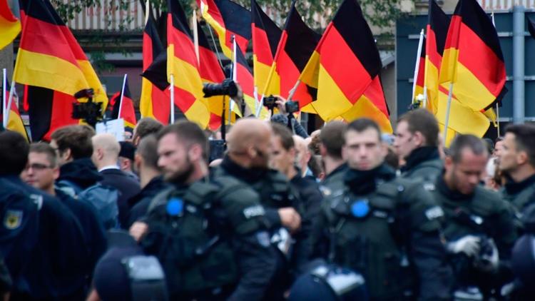 Encadrés par les forces de l'ordre, des partisans du parti d'extrême droite AfD défilent à Chemnitz dans l'est de l'Allemagne le 1er septembre 2018 [John MACDOUGALL / AFP]
