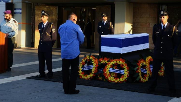 Un homme se recueille devant le cercueil de Shimon Peres le 29 septembre 2016 à Jérusalem [Gali TIBBON / AFP]