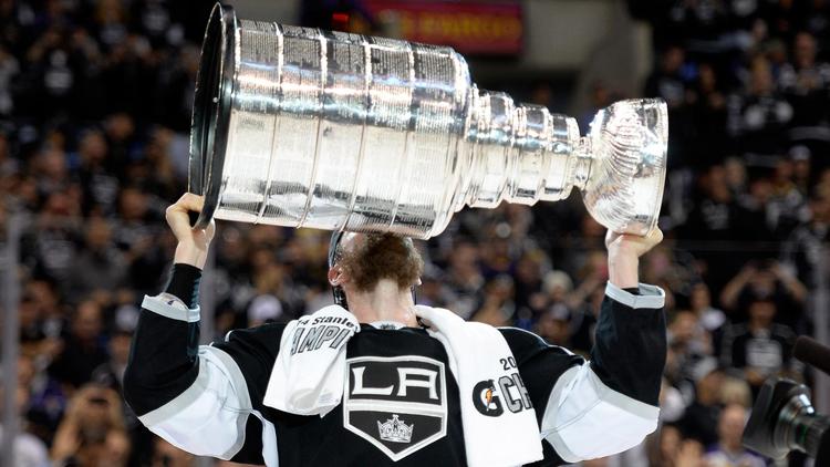 Jeff Carter, des Los Angeles Kings, soulève la Coupe Stanley du vainqueur 2014 de la Ligue nord-américaine de hockey le 13 juin 2014 au Staples Center de Los Angeles  [Harry How / AFP]