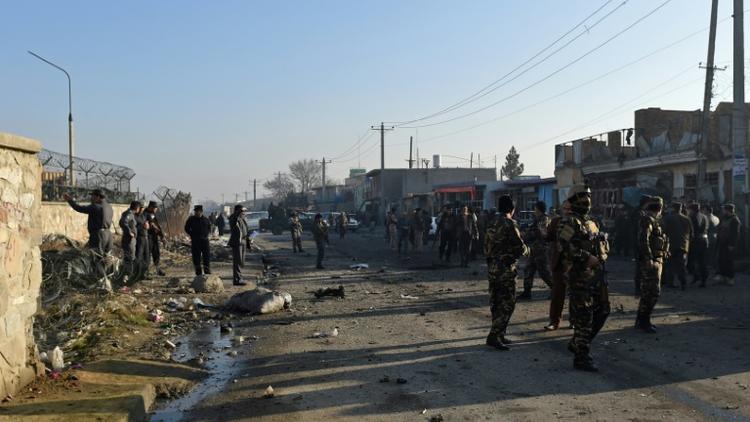 Les forces de sécurité afghanes inspectent le lieu d'un attentat suicide près de l'aéroport international de Kaboul, le 28 décembre 2015 [SHAH MARAI / AFP/Archives]