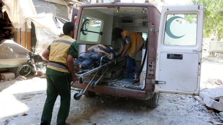 Un blessé évacué par une ambulance à Alep en Syrie, le 16 juillet 2016  [THAER MOHAMMED / AFP]