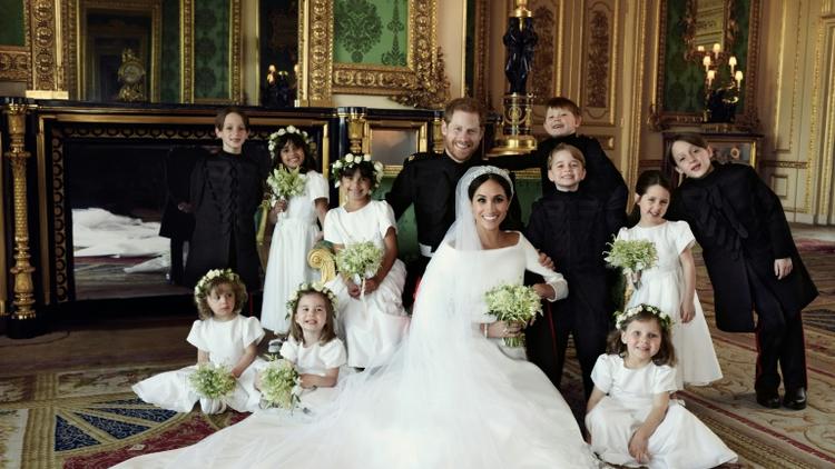 Photo officielle réalisée par le photographe Alexi Lubomirski et publiées par palais de Kensington le 21 mai 2018 montrant le prince Harry et son épouse Megan aux côtés des dix enfants d'honneur [Alexi Lubomirski / KENSINGTON PALACE/AFP]
