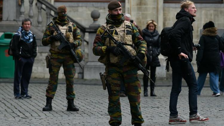 Des militaires sur la Grand-Place de Bruxelles le 22 novembre 2015 [JOHN THYS / AFP]