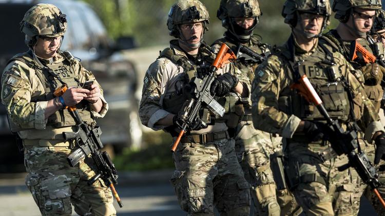 Policiers américains faisant partie d'une unité de SWAT, à l'entraînement le 2 mai 2014 en Virginie [Brendan Smialowski / AFP/Archives]