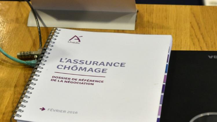Un document sur l'assurance-chômage, le 22 février 2016, pendant une réunion entre le Medef et les syndicats à Paris  [DOMINIQUE FAGET / AFP/Archives]