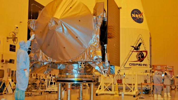 Le vaisseau OSIRIS-REx, 880 kg sans le combustible et 3,2 m de haut sur 2,4 m de large, subit les derniers préparatifs dans un atelier du Centre spatial Kennedy, le 20 août 2016 en Floride [Bruce Weaver / AFP]