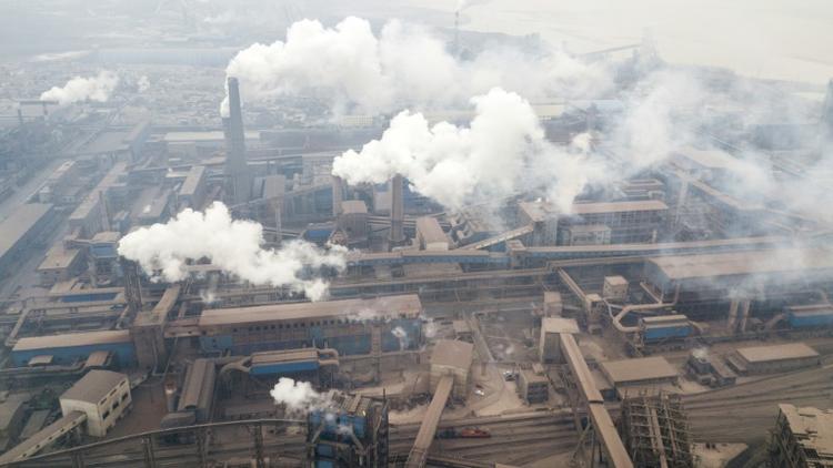 Des cheminées d'usines à Hancheng, le 17 février 2018 en Chine [FRED DUFOUR / AFP/Archives]