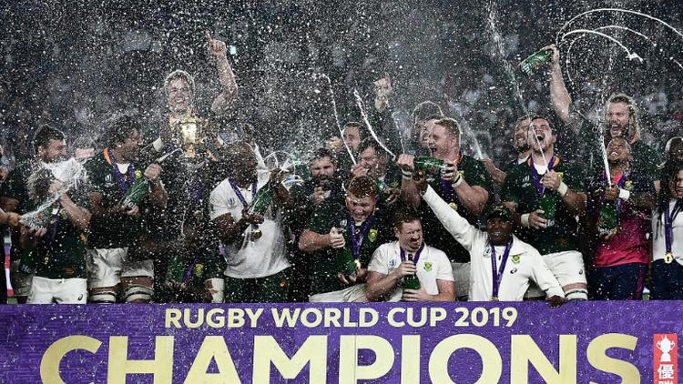 Les Sud-Africains fêtent leur victoire en Coupe du monde de rugby à Yokohama, le 2 novembre 2019 [Anne-Christine POUJOULAT / AFP]