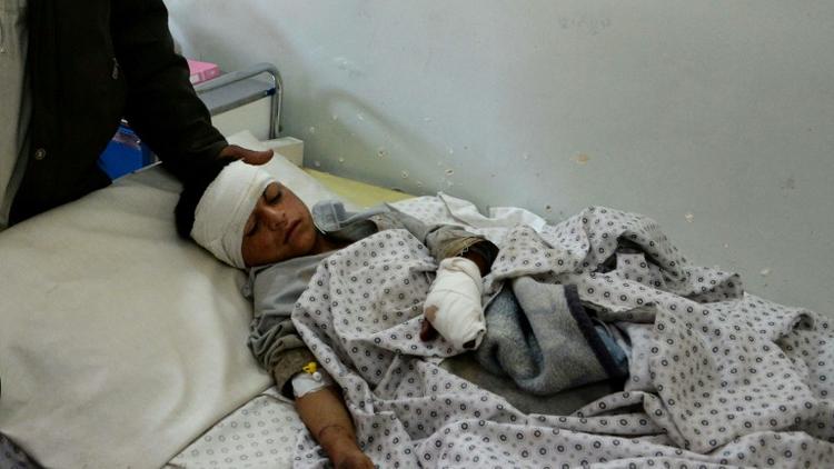 Un jeune Afghan blessé dans un attentat-suicide, reçoit des soins dans la province de Kounar, le 27 février 2016 [Noorullah Shirzada / AFP]