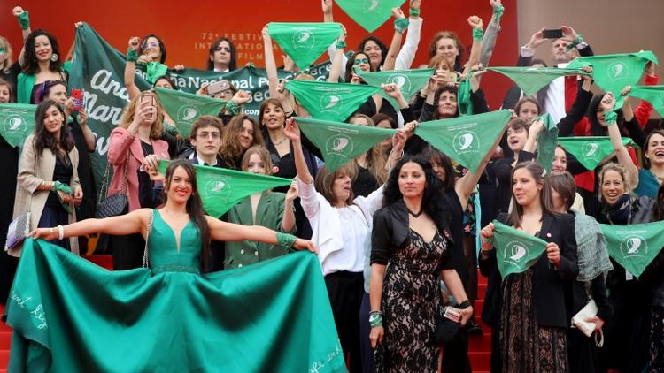 manifestation le 18 mai 2019 au Festival de Cannes en faveur du droit à l'avortement, les foulards verts symbolisant le combat mené - et perdu - en Argentine en faveur de sa légalisation [Valery HACHE / AFP]