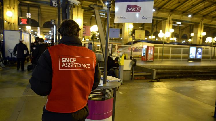 Un employé de la SNCF devant un panneau d'information lors d'une grève le 13 juin 2013 à StrasbourgUn employé de la SNCF devant un panneau d'information lors d'une grève le 13 juin 2013 à Strasbourg [Lionel Bonaventure / AFP/Archives]