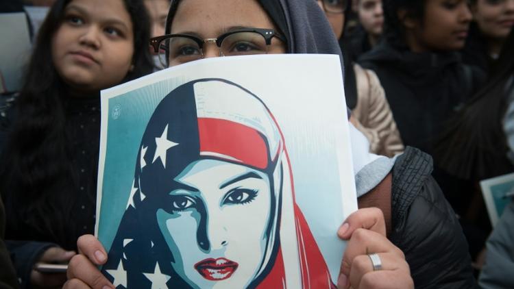 Une femme brandit une pancarte lors d'une manifestation contre le décret migratoire de Donald Trump le 3 février 2017 à New York [Bryan R. Smith / AFP]