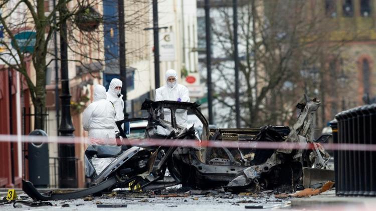 Des membres de la police scientifique sur les lieux de l'explosion d'une voiture piégée à Londonderry, en Irlande du Nord, le 20 janvier 2019  [Paul FAITH / AFP]
