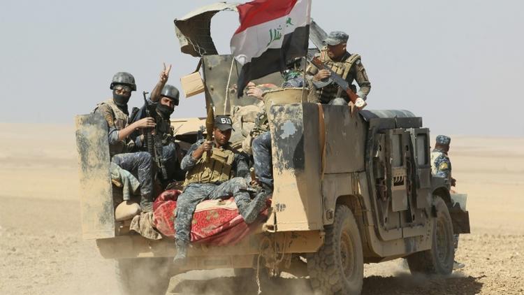 Des forces gouvernementales irakiennes se déploient le 18 octobre 2016 Bajwaniyah à 30 km de Mossoul [AHMAD AL-RUBAYE / AFP]