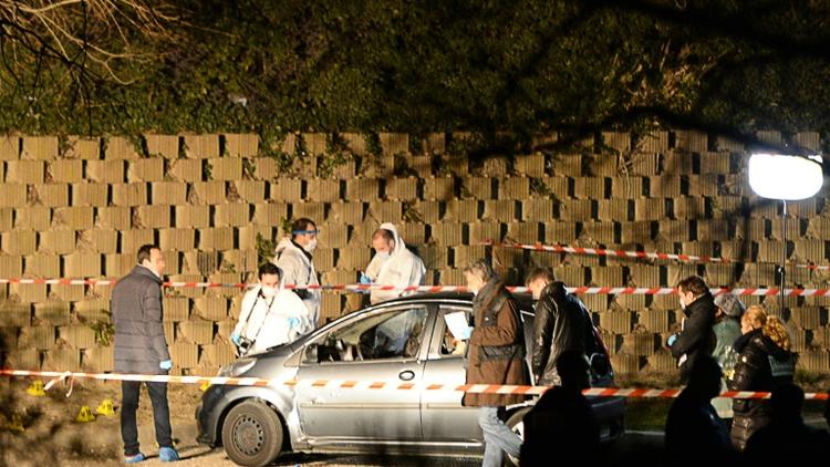 Des enquêteurs sur les lieux où deux hommes ont été tués à Marseille, le 5 février 2016 [BORIS HORVAT                         / AFP]