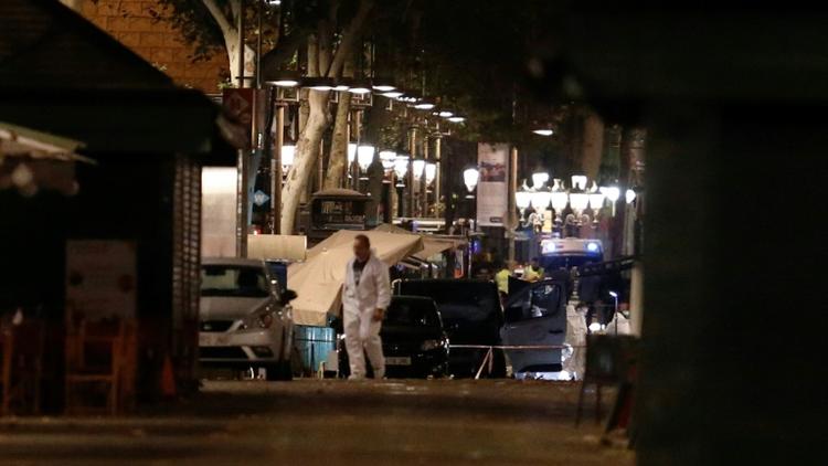 La police scientifique est toujours à la nuit tombée sur les lieux du drame, le 17 août 2017 sur les Ramblas de Barcelone  [PAU BARRENA / AFP]