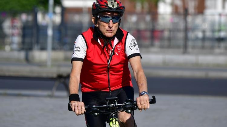 Paul Alexander, un Israélien, sur un vélo à Berlin le 17 juin 2018 [Tobias SCHWARZ / AFP]