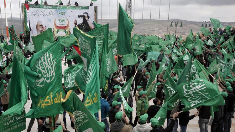 Des militants du Hamas agitent les drapeaux de leur parti, lors d'un rassemblement à Naplouse le 22 avril 2013 [Jaafar Ashtiyeh / AFP/Archives]