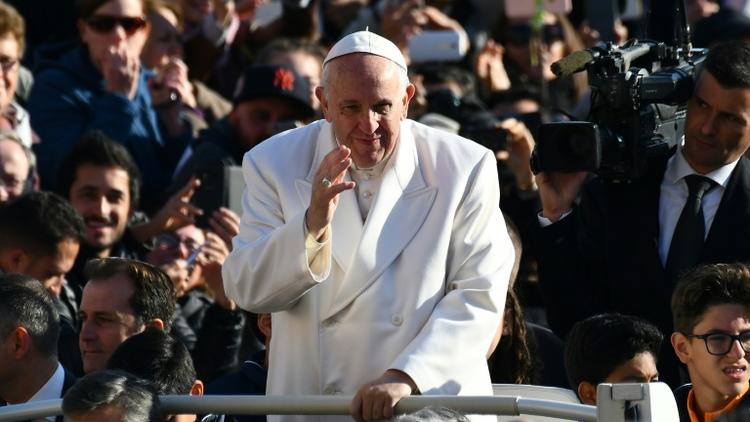 Le pape François salue la foule, place Saint-Pierre, le 22 novembre 2017 au Vatican [Vincenzo PINTO / AFP/Archives]