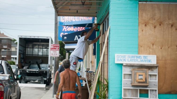 Des habitants de Wrightsville Beach, en Caroline du Nord, se préparant au passage de l'ouragan Florence, le 11 septembre 2018 [Logan Cyrus / AFP]