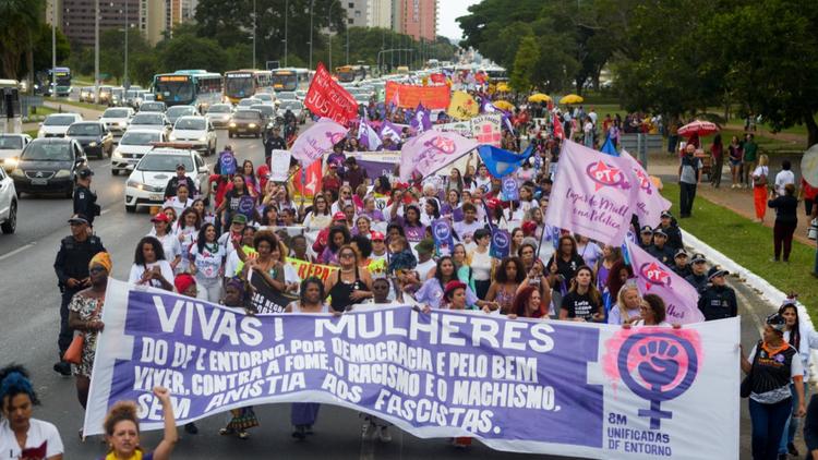 Des milliers de femmes ont défilé mercredi 8 mars au Brésil à l'occasion de la Journée internationale pour les droits des femmes 