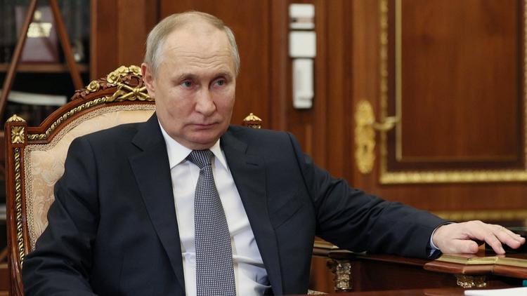 Vladimir Poutine accuse les Occidentaux de déployer des armes à «composante nucléaire» dans la guerre en Ukraine