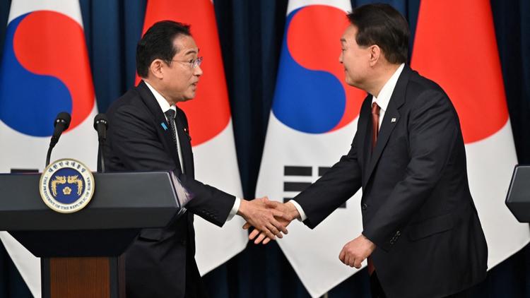 Le premier ministre japonais Fumio Kishida a rencontré le président coréen Yoon Suk Yeol à Séoul pour un sommet ce dimanche
