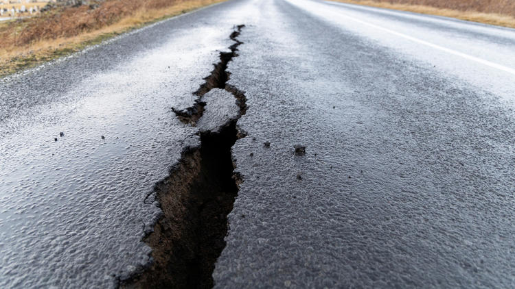 Les routes menant à Grindavik ont été endommagées par des séismes 