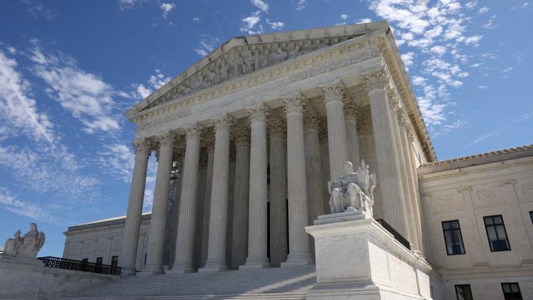 Les décisions de la Cour suprême sont de plus en plus contestées par les Américains 