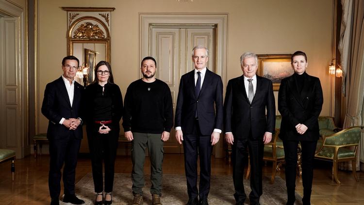 Les premiers ministres de la Suède, l’Islande, la Norvège, le Danemark et le président de la Finlande sont aux côtés de Volodymyr Zelensky ce mercredi