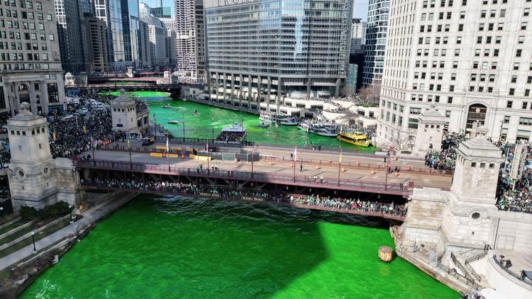 Teindre la rivière Chicago en vert est une tradition qui date de 1962